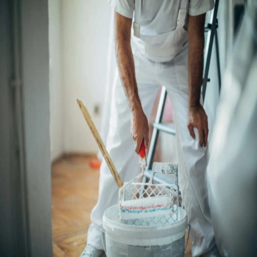 peintre avec un rouleau et un seau
