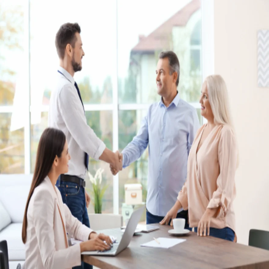 poignée de main entre un client et son assureur