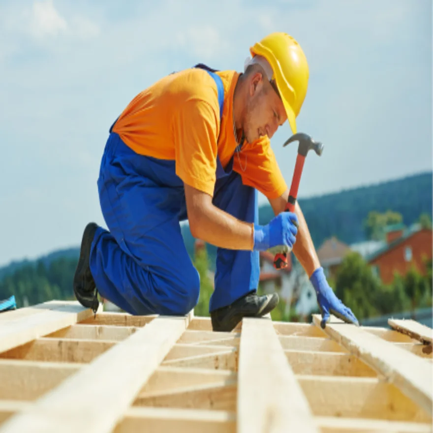 charpentier avec un marteau sur une structure en bois