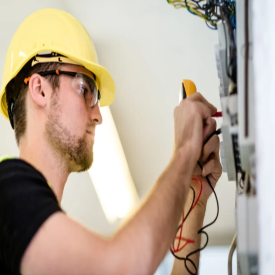 Electricien devant une boîte électrique