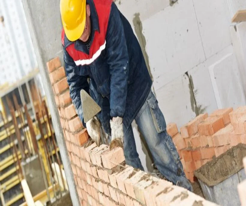 ouvrier maçon de construction