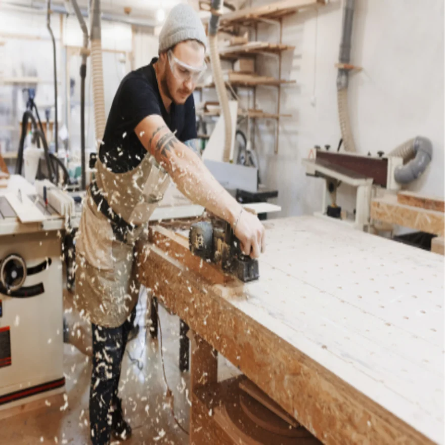 menuisier travaillant le bois