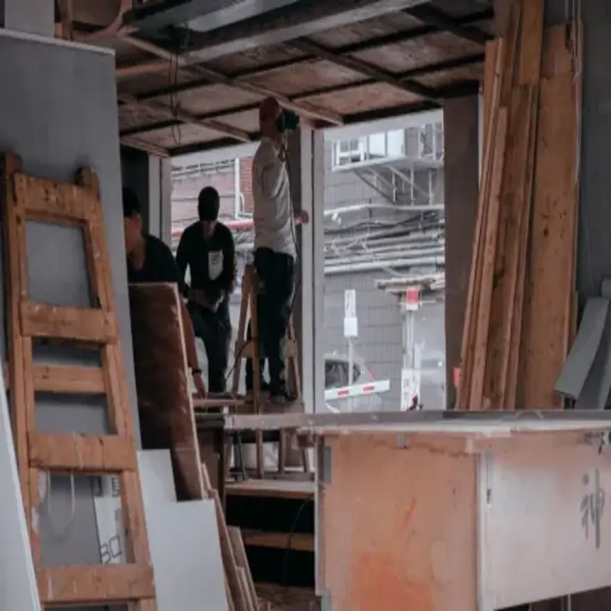 poseur de menuiseries travaillant le bois