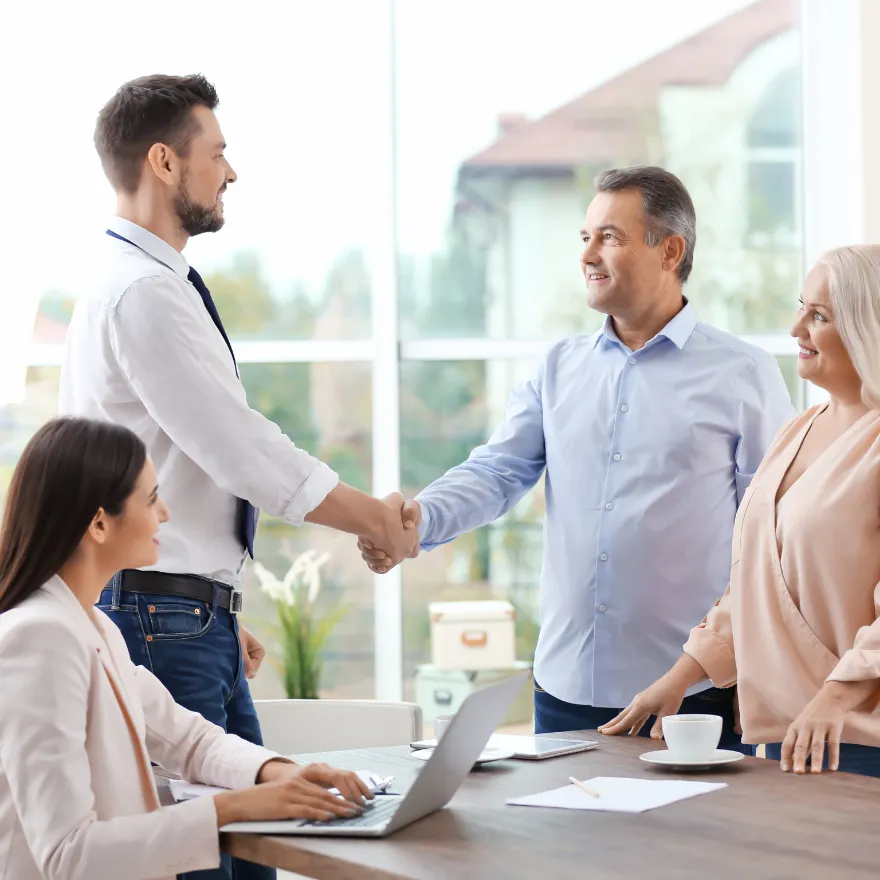 Poignée de main entre un client et son assureur