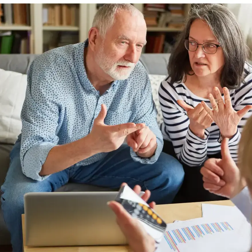 Un couple de séniors discute de ses finances avec un agent
