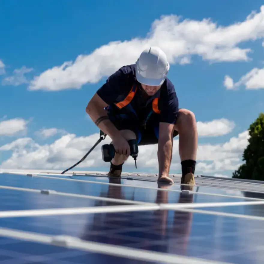 Artisan entrain de travailler sur des panneaux photovoltaïques