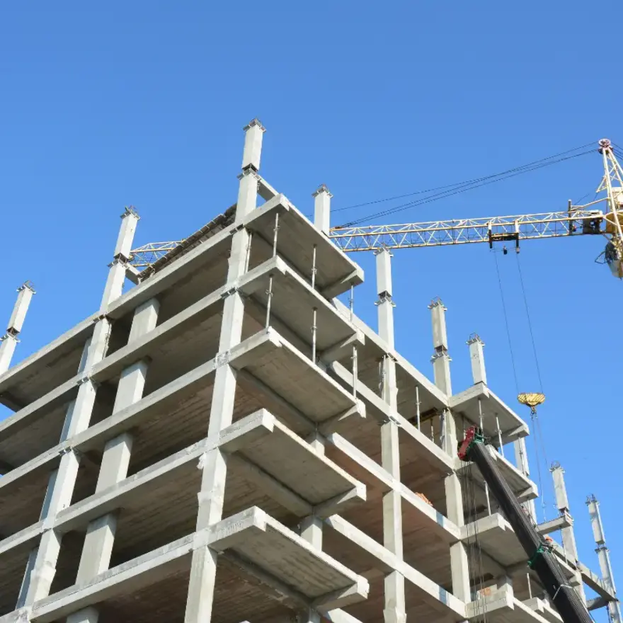 Une grue sur un grand bâtiment en construction