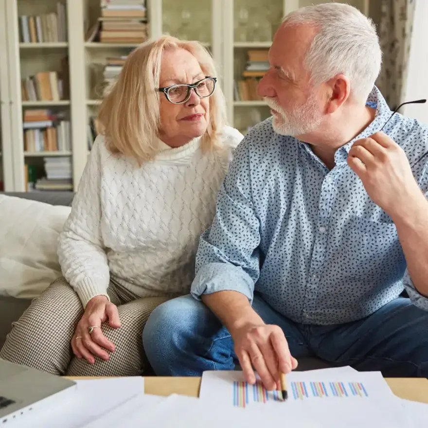 Un couple senior examine des documents ensemble