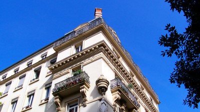 Un bâtiment avec une horloge au sommet, se dressant contre un ciel clair