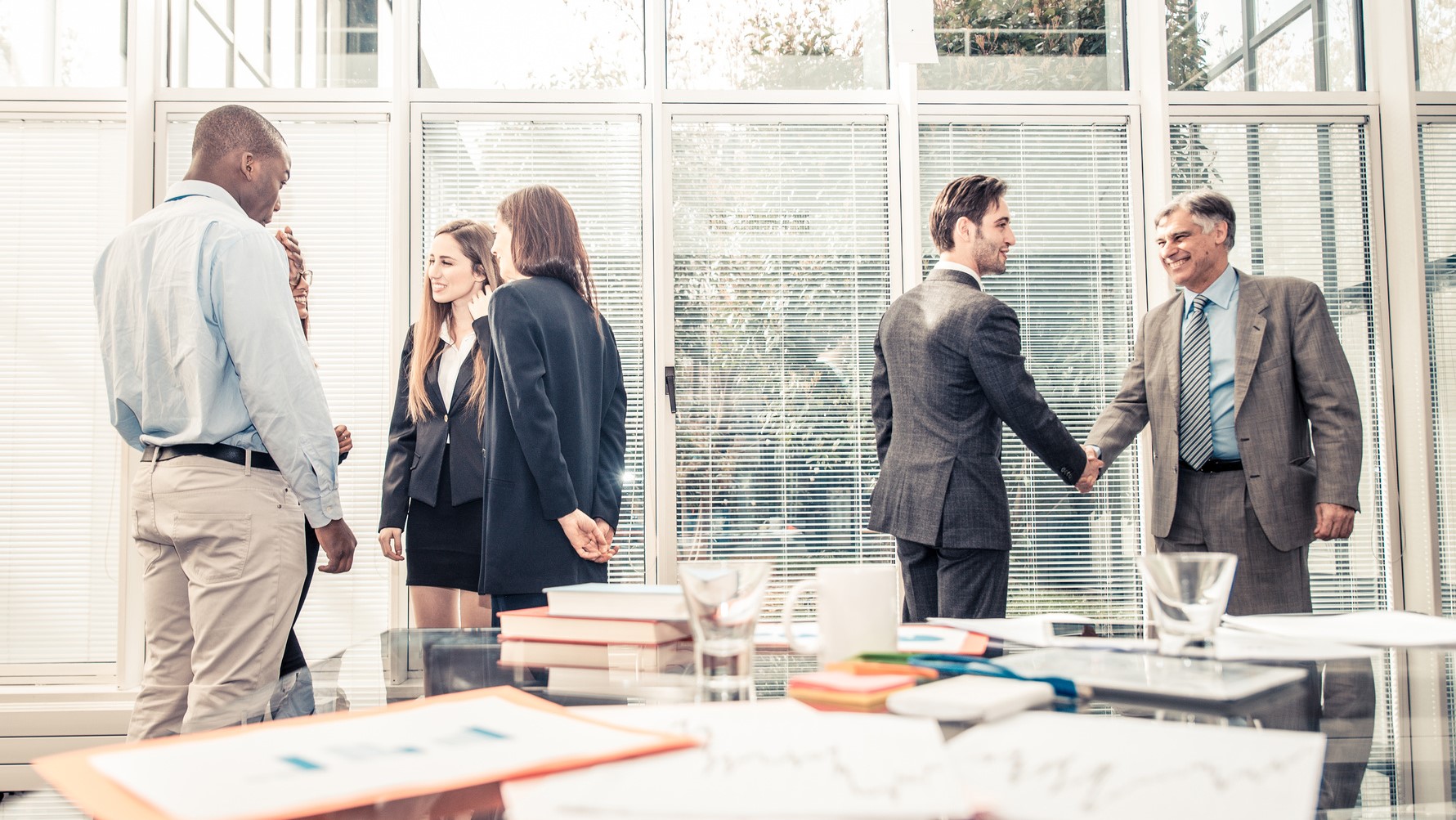 Deux professionnels se serrent la main dans un bureau, symbolisant un accord ou une collaboration réussie