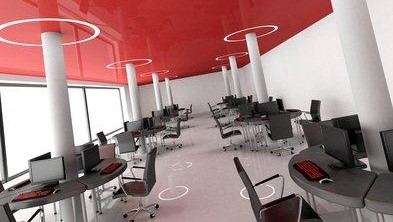 Bureau moderne avec plafond rouge et murs blancs, créant une ambiance dynamique et contemporaine.