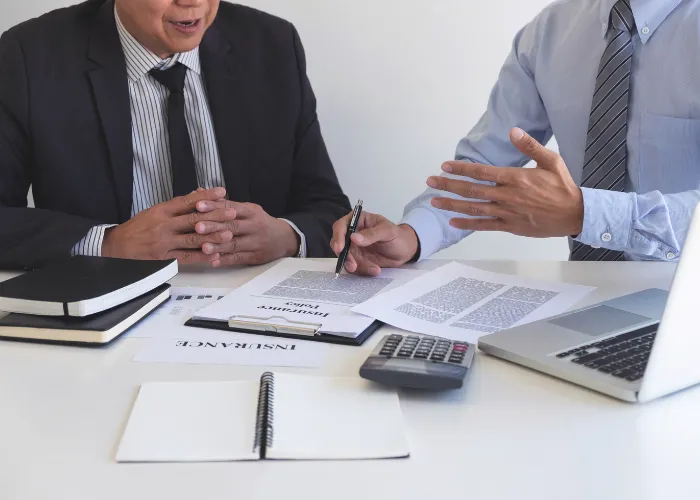 Deux hommes en costume entrain de discuter
