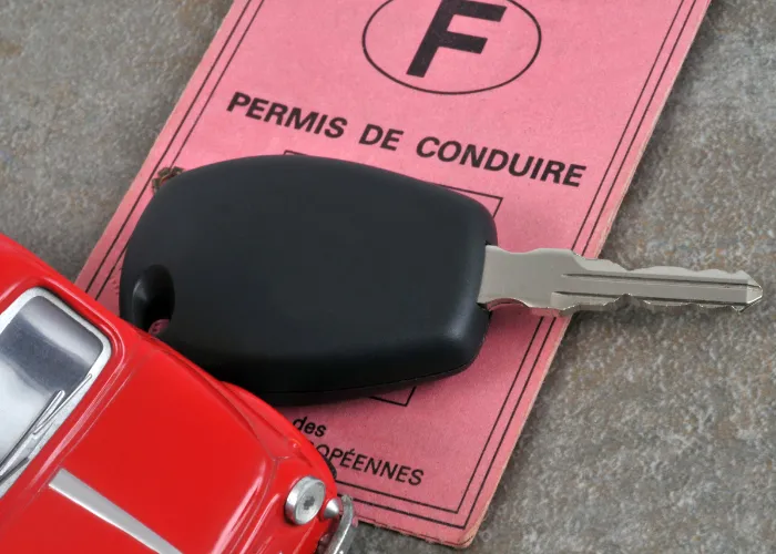 Une clé de voiture sur un permis