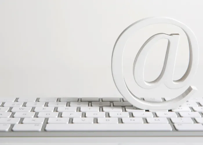  Icône de l'email sur un clavier, représentant la touche dédiée à la saisie d'adresses électroniques
