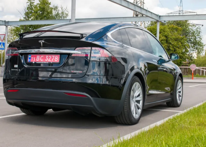 Vue arrière d'une Tesla Model X, mettant en avant son design élégant et ses lignes aérodynamiques